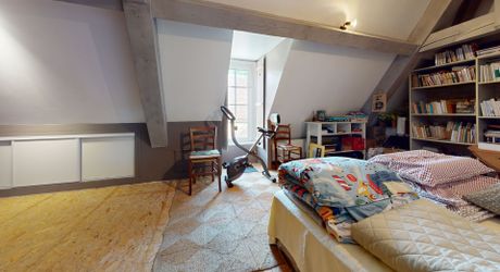 En Périgord Noir, dans un village classé, propriété de caractère avec maison principale, dépendance aménagée et piscine. jardin de 1200 m².