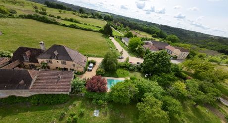 En Périgord Noir, dans un village classé, propriété de caractère avec maison principale, dépendance aménagée et piscine. jardin de 1200 m².