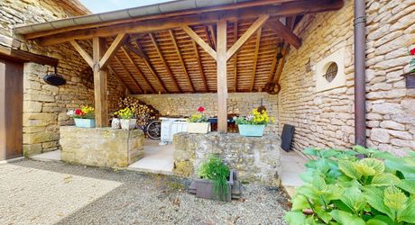 En Périgord Noir, dans un village classé, propriété de caractère avec maison principale, dépendance aménagée et piscine. jardin de 1200 m².