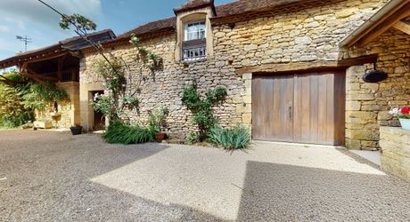 En Périgord Noir, dans un village classé, propriété de caractère avec maison principale, dépendance aménagée et piscine. jardin de 1200 m².