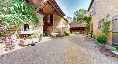 En Périgord Noir, dans un village classé, propriété de caractère avec maison principale, dépendance aménagée et piscine. jardin de 1200 m².