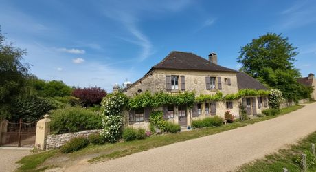 En Périgord Noir, dans un village classé, propriété de caractère avec maison principale, dépendance aménagée et piscine. jardin de 1200 m².