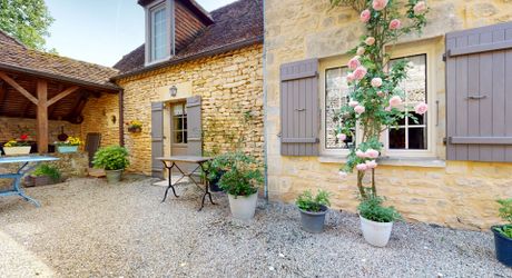 En Périgord Noir, dans un village classé, propriété de caractère avec maison principale, dépendance aménagée et piscine. jardin de 1200 m².