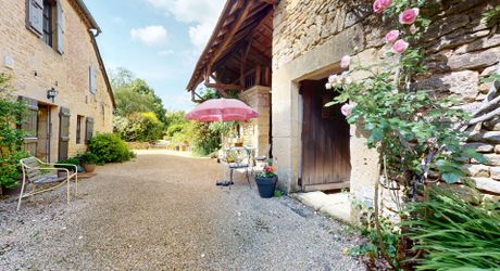 En Périgord Noir, dans un village classé, propriété de caractère avec maison principale, dépendance aménagée et piscine. jardin de 1200 m².