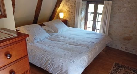 Très belle propriété en Périgord Noir, avec grande maison principale, maison d'amis et piscine. Beau terrain paysagé d'environ 5700 m².