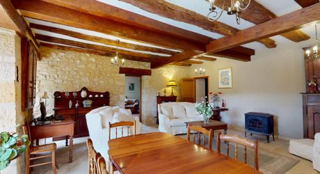 Très belle propriété en Périgord Noir, avec grande maison principale, maison d'amis et piscine. Beau terrain paysagé d'environ 5700 m².