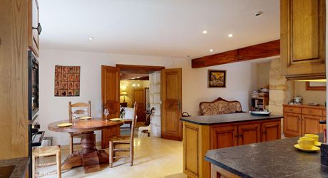 Très belle propriété en Périgord Noir, avec grande maison principale, maison d'amis et piscine. Beau terrain paysagé d'environ 5700 m².