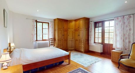 Très belle propriété en Périgord Noir, avec grande maison principale, maison d'amis et piscine. Beau terrain paysagé d'environ 5700 m².
