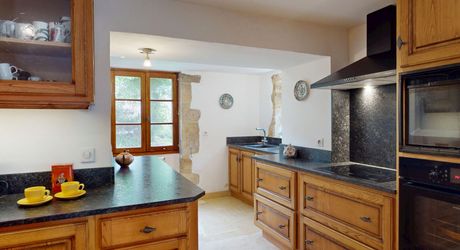 Très belle propriété en Périgord Noir, avec grande maison principale, maison d'amis et piscine. Beau terrain paysagé d'environ 5700 m².