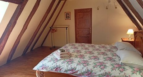 Très belle propriété en Périgord Noir, avec grande maison principale, maison d'amis et piscine. Beau terrain paysagé d'environ 5700 m².
