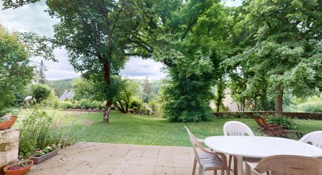 Très belle propriété en Périgord Noir, avec grande maison principale, maison d'amis et piscine. Beau terrain paysagé d'environ 5700 m².