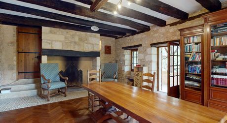 Très belle propriété en Périgord Noir, avec grande maison principale, maison d'amis et piscine. Beau terrain paysagé d'environ 5700 m².