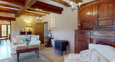 Très belle propriété en Périgord Noir, avec grande maison principale, maison d'amis et piscine. Beau terrain paysagé d'environ 5700 m².