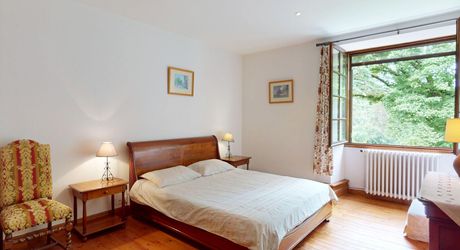 Très belle propriété en Périgord Noir, avec grande maison principale, maison d'amis et piscine. Beau terrain paysagé d'environ 5700 m².