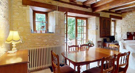 Très belle propriété en Périgord Noir, avec grande maison principale, maison d'amis et piscine. Beau terrain paysagé d'environ 5700 m².