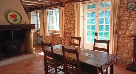 Très belle propriété en Périgord Noir, avec grande maison principale, maison d'amis et piscine. Beau terrain paysagé d'environ 5700 m².