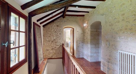 Très belle propriété en Périgord Noir, avec grande maison principale, maison d'amis et piscine. Beau terrain paysagé d'environ 5700 m².