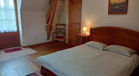 Très belle propriété en Périgord Noir, avec grande maison principale, maison d'amis et piscine. Beau terrain paysagé d'environ 5700 m².