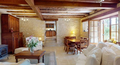 Très belle propriété en Périgord Noir, avec grande maison principale, maison d'amis et piscine. Beau terrain paysagé d'environ 5700 m².
