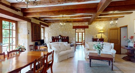 Très belle propriété en Périgord Noir, avec grande maison principale, maison d'amis et piscine. Beau terrain paysagé d'environ 5700 m².
