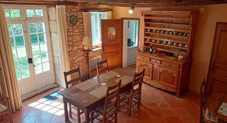 Très belle propriété en Périgord Noir, avec grande maison principale, maison d'amis et piscine. Beau terrain paysagé d'environ 5700 m².