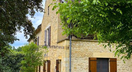 Très belle propriété en Périgord Noir, avec grande maison principale, maison d'amis et piscine. Beau terrain paysagé d'environ 5700 m².