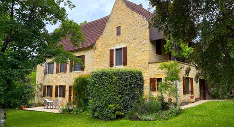 Très belle propriété en Périgord Noir, avec grande maison principale, maison d'amis et piscine. Beau terrain paysagé d'environ 5700 m².