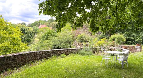 Très belle propriété en Périgord Noir, avec grande maison principale, maison d'amis et piscine. Beau terrain paysagé d'environ 5700 m².