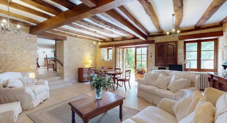 Très belle propriété en Périgord Noir, avec grande maison principale, maison d'amis et piscine. Beau terrain paysagé d'environ 5700 m².