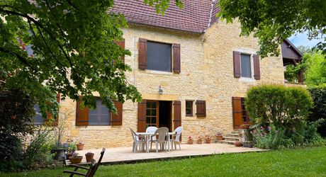 Très belle propriété en Périgord Noir, avec grande maison principale, maison d'amis et piscine. Beau terrain paysagé d'environ 5700 m².