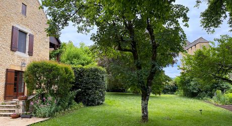 Très belle propriété en Périgord Noir, avec grande maison principale, maison d'amis et piscine. Beau terrain paysagé d'environ 5700 m².