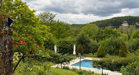 Très belle propriété en Périgord Noir, avec grande maison principale, maison d'amis et piscine. Beau terrain paysagé d'environ 5700 m².