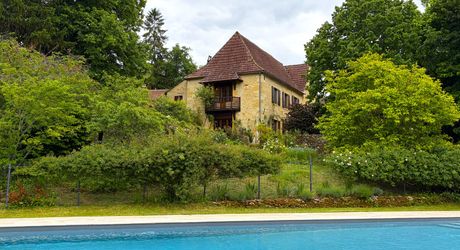 Très belle propriété en Périgord Noir, avec grande maison principale, maison d'amis et piscine. Beau terrain paysagé d'environ 5700 m².