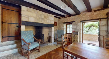 Très belle propriété en Périgord Noir, avec grande maison principale, maison d'amis et piscine. Beau terrain paysagé d'environ 5700 m².