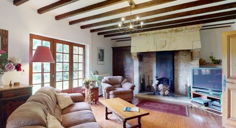 Très belle propriété en Périgord Noir, avec grande maison principale, maison d'amis et piscine. Beau terrain paysagé d'environ 5700 m².