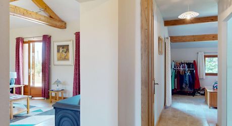A quelques kilomètres de Montignac, maison de plain-pied, en parfait, état, situé au calme sur les hauteurs.