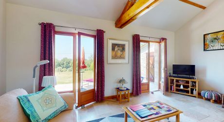 A quelques kilomètres de Montignac, maison de plain-pied, en parfait, état, situé au calme sur les hauteurs.