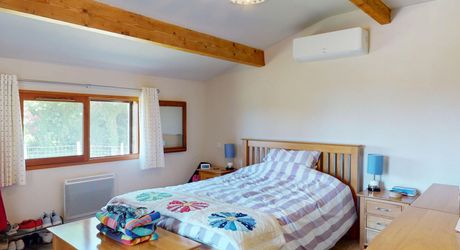 A quelques kilomètres de Montignac, maison de plain-pied, en parfait, état, situé au calme sur les hauteurs.