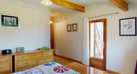 A quelques kilomètres de Montignac, maison de plain-pied, en parfait, état, situé au calme sur les hauteurs.