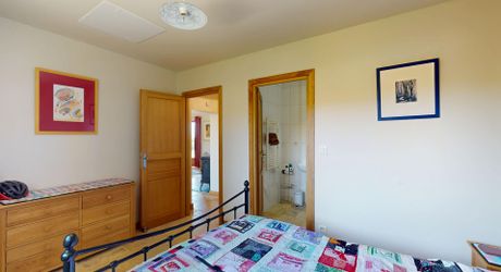 A quelques kilomètres de Montignac, maison de plain-pied, en parfait, état, situé au calme sur les hauteurs.
