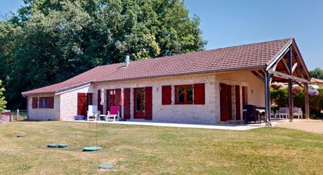 A quelques kilomètres de Montignac, maison de plain-pied, en parfait, état, situé au calme sur les hauteurs.