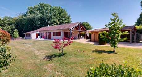A quelques kilomètres de Montignac, maison de plain-pied, en parfait, état, situé au calme sur les hauteurs.