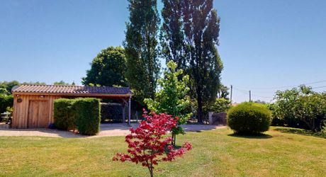 A quelques kilomètres de Montignac, maison de plain-pied, en parfait, état, situé au calme sur les hauteurs.