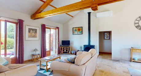 A quelques kilomètres de Montignac, maison de plain-pied, en parfait, état, situé au calme sur les hauteurs.