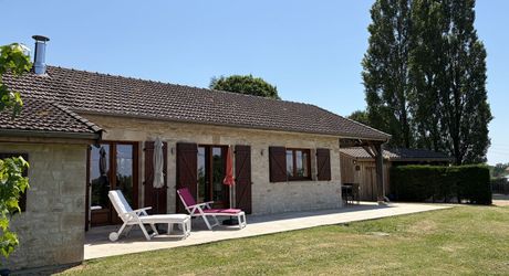 A quelques kilomètres de Montignac, maison de plain-pied, en parfait, état, situé au calme sur les hauteurs.