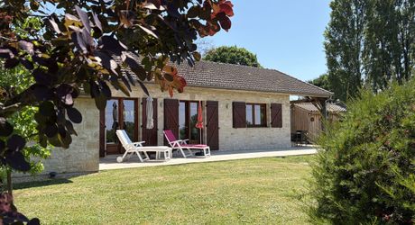 A quelques kilomètres de Montignac, maison de plain-pied, en parfait, état, situé au calme sur les hauteurs.