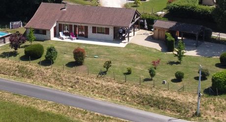 A quelques kilomètres de Montignac, maison de plain-pied, en parfait, état, situé au calme sur les hauteurs.