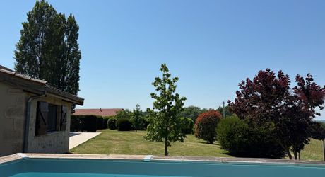 A quelques kilomètres de Montignac, maison de plain-pied, en parfait, état, situé au calme sur les hauteurs.