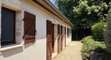 A quelques kilomètres de Montignac, maison de plain-pied, en parfait, état, situé au calme sur les hauteurs.