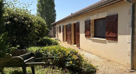 A quelques kilomètres de Montignac, maison de plain-pied, en parfait, état, situé au calme sur les hauteurs.